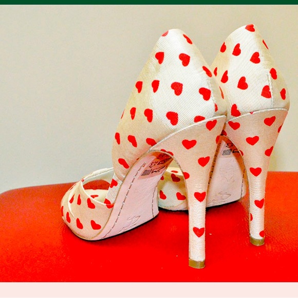 Alice & Olivia Gigi heart-print grosgrain peep-toe pump. Never worn. Size 38. - Picture 2 of 8